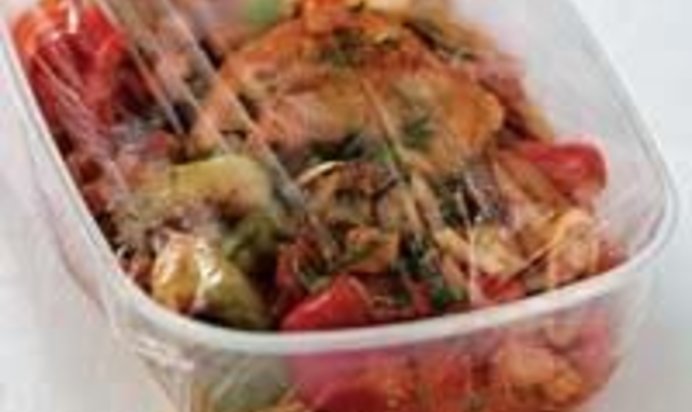 Курица, тушенная с красным вином, ветчиной и перцем