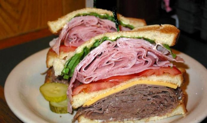 Сэндвич с сыром и ветчиной