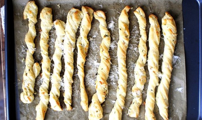 Хлебные палочки с чесноком и сыром