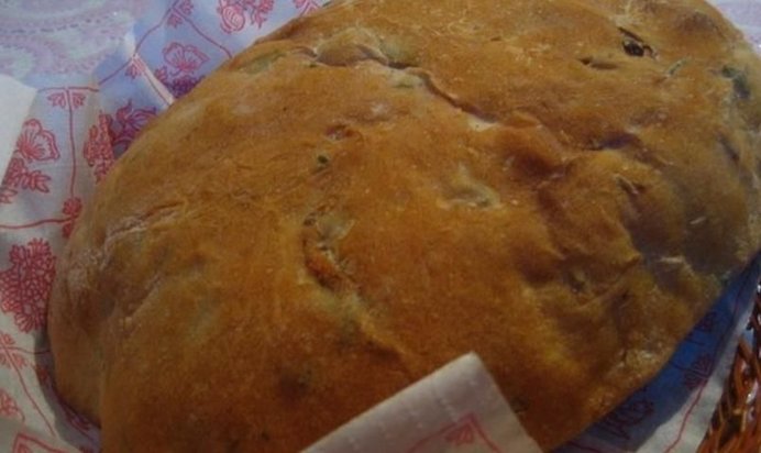 Хлеб с красным луком, оливками и укропом