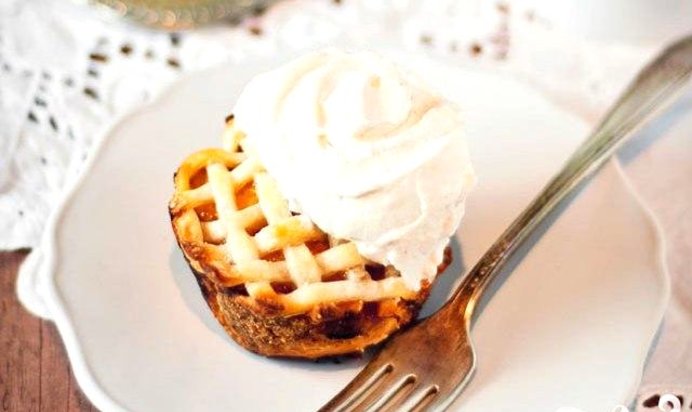 Кексы с персиковой начинкой и имбирным кремом