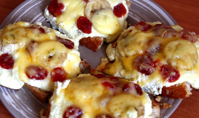 Гренки с запеченным творогом