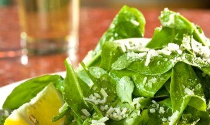 Зеленый салат с сырным винегретом