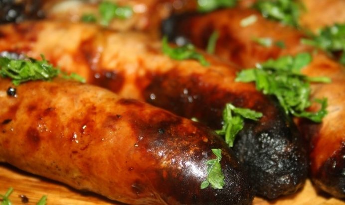 Свино-говяжьи купаты на мангале на липовой доске