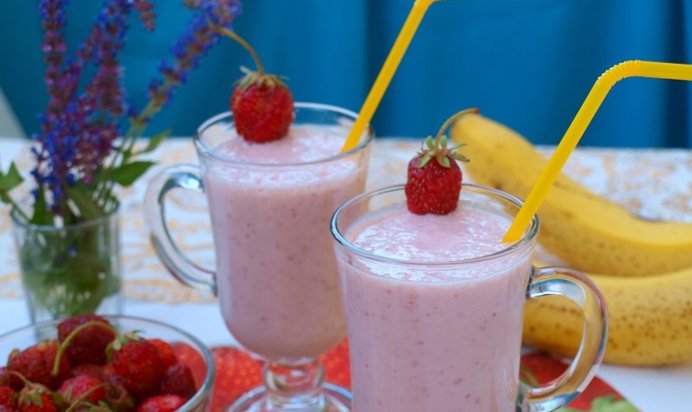 Клубнично-банановый коктейль