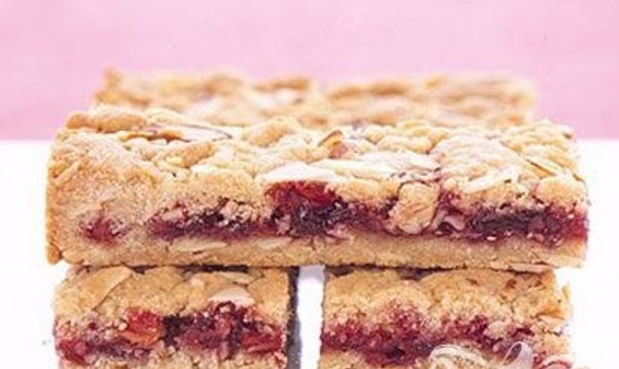 Фруктовые пирожные с миндалем