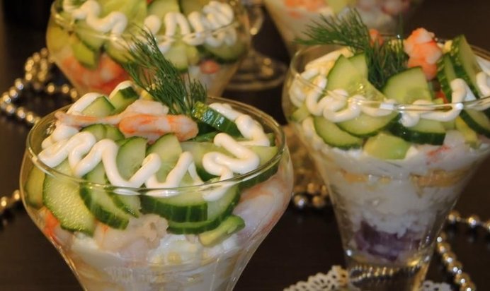 Салат с креветками слоёный