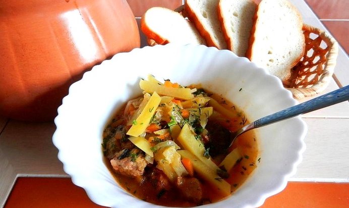 Щи в глиняном горшочке