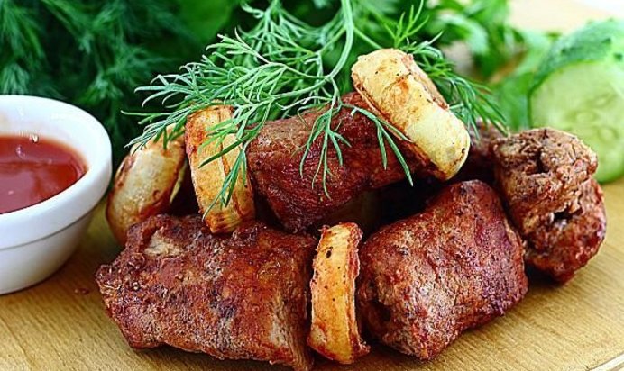 Шашлык на гриле в томатном соке