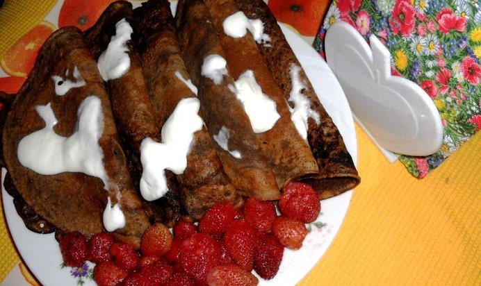 Шоколадные блинчики с ягодами