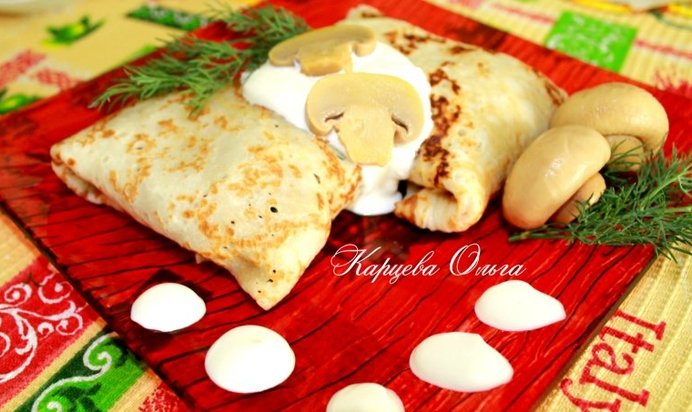 Блинчики на растопленном сливочном масле с шампиньонами, яйцами и зеленью