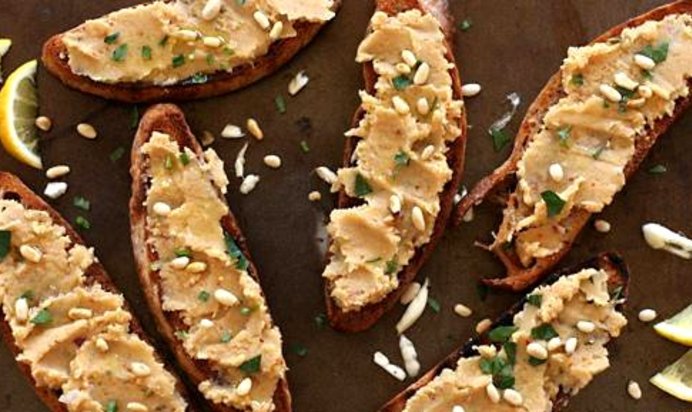 Бручетта с нутовым пюре