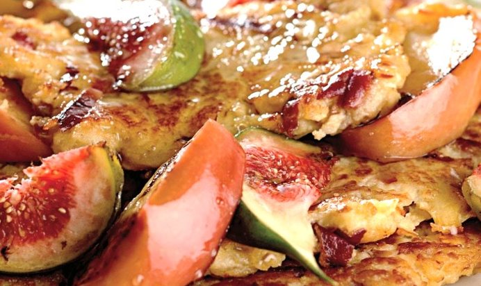 Оладьи из ароматных яблок с инжиром