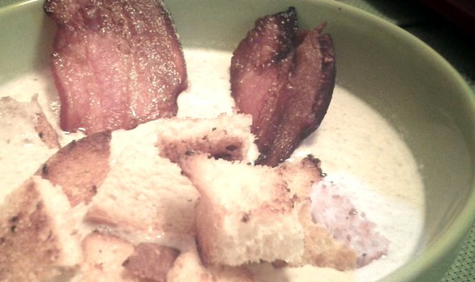 Крем-суп из шампиньонов с гренками и чипсами из бекона