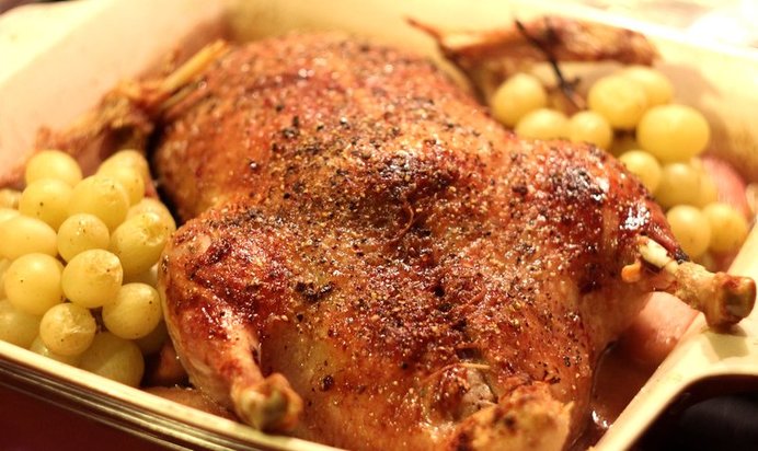 Утка с яблоками, виноградом и красным вином