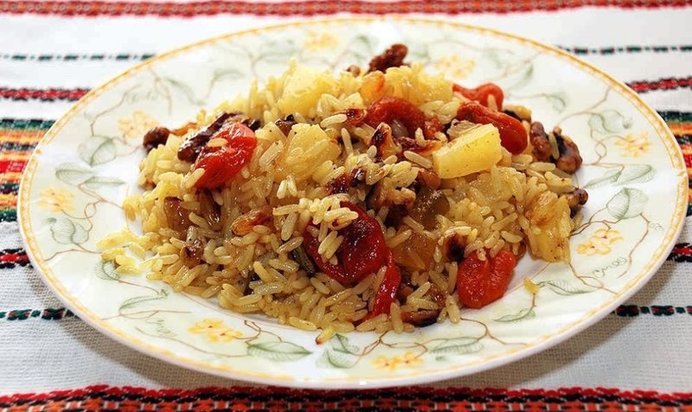 Постная рисовая каша с сухофруктами