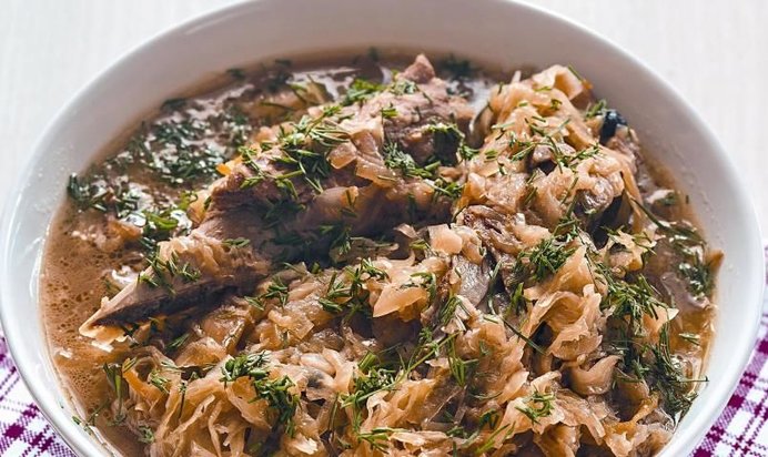 Щи из кислой капусты с ребрышками