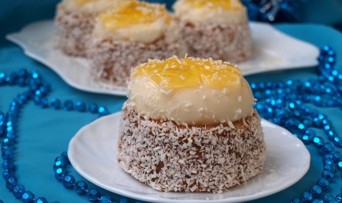 Пирожное Цветы под снегом