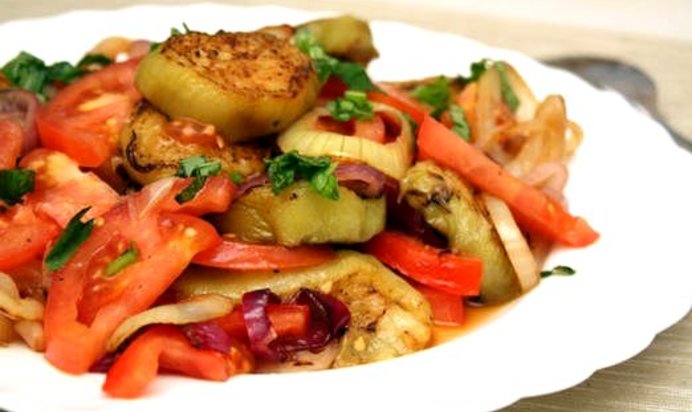 Салат с баклажанами и курицей