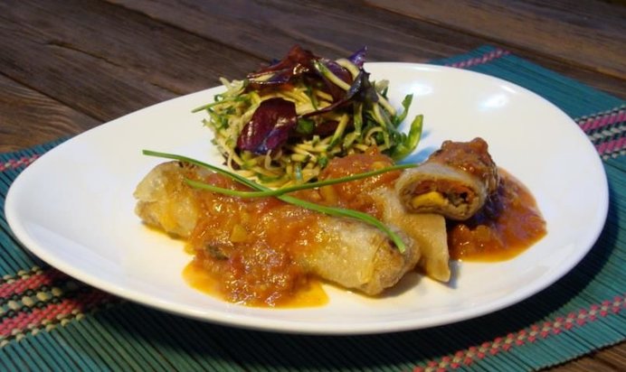 Спринг-роллы с рийетом из телятины и цыпленка, начинкой из черемши, салатом из цуккини и соусом Ромеско