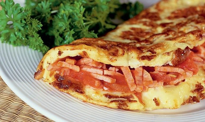 Омлет с ветчиной и помидорами