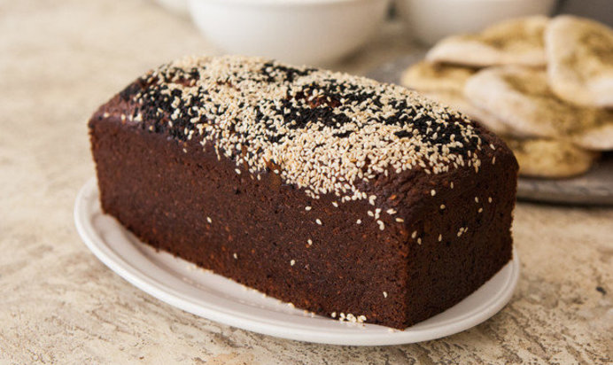 Банановый хлеб с кунжутом