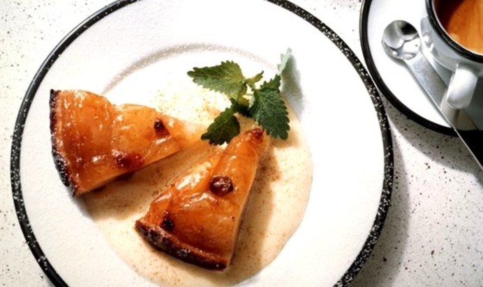 Французские яблочные пирожные с грецкими орехами, медом и изюмом