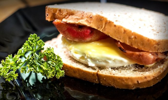 Бутерброд с яйцом в микроволновке