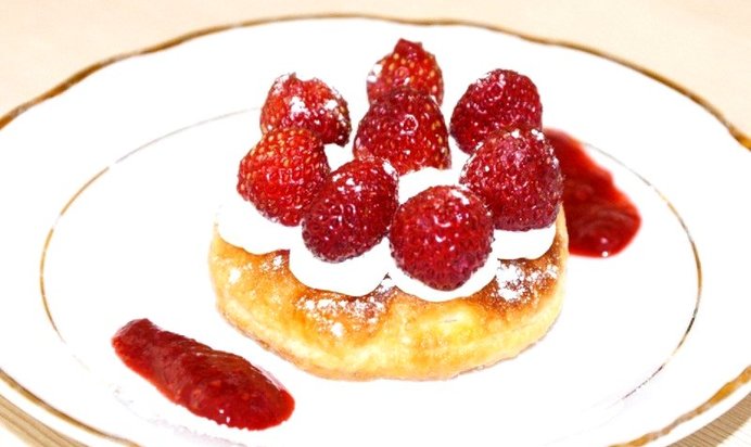 Слоенные пирожные с клубникой