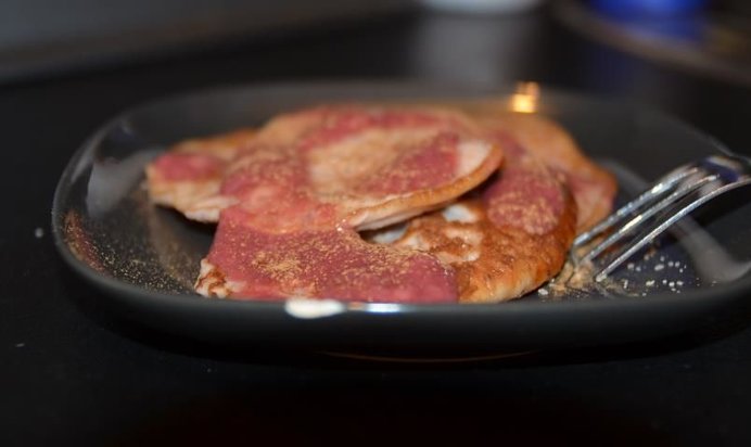 Оладьи с земляникой и ягодным соусом