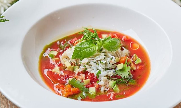 Томатный суп гаспачо с печёным болгарским перцем, авокадо, мясом камчатского краба и тартаром из клубники