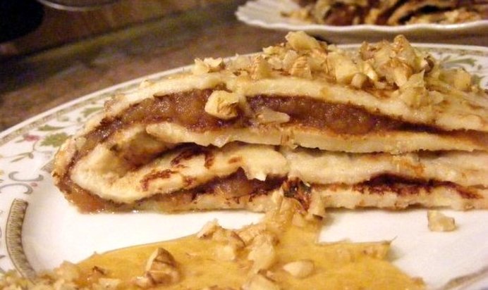 Блины с мёдом и орехами