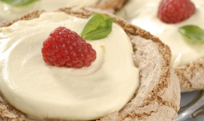 Миндальное пирожное с малиной