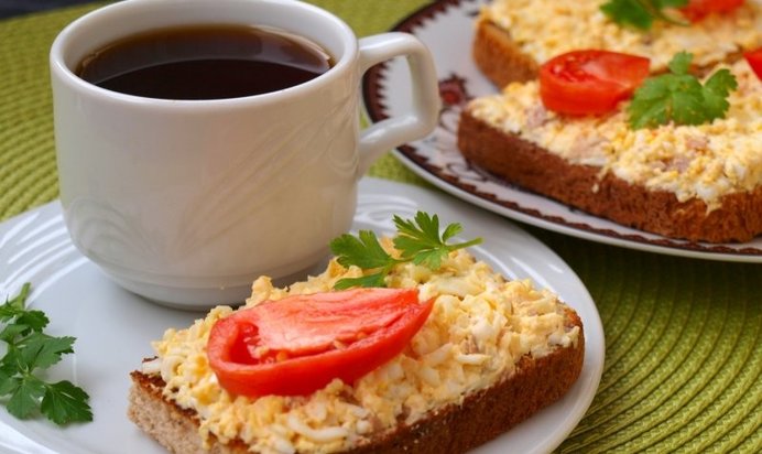 Бутерброды с печенью трески, яйцом и плавленым сыром