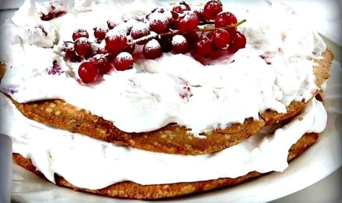 Меренговый торт с малиной