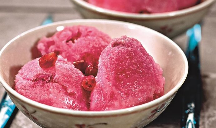 Сырная масса с семгой и каперсами на гренках из черного хлеба