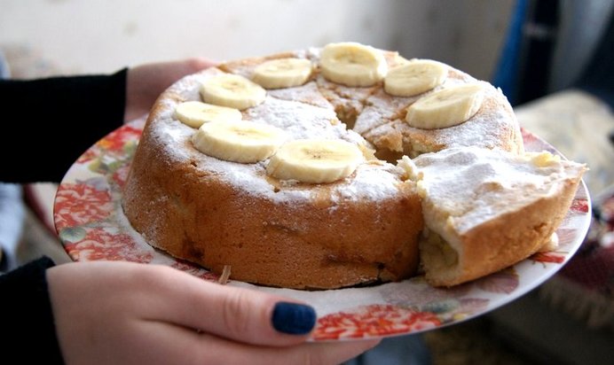 Шарлотка с бананами и вишней