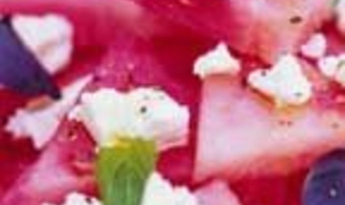 Салат из арбуза с фетой и базиликом