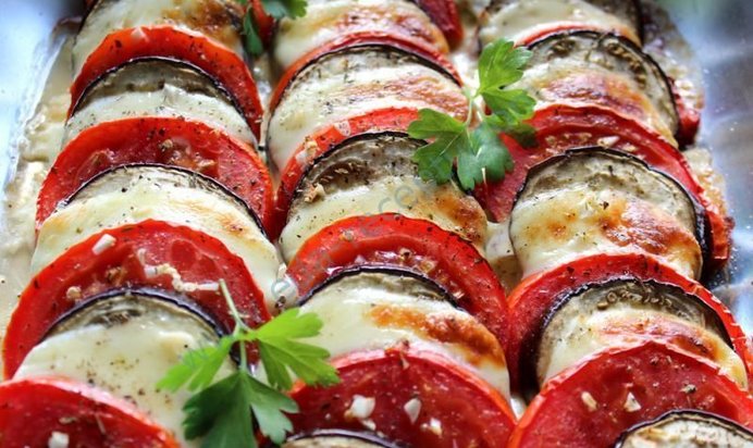 Запеканка из баклажанов с помидорами и сыром в духовке