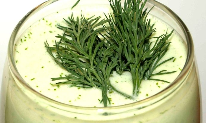 Летний кефирный коктейль с укропом и солью