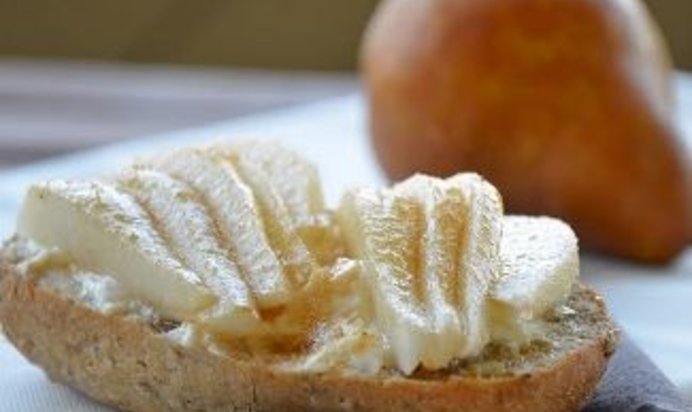 Горячий бутерброд с грушей и творожным сыром