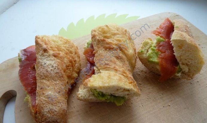 Бутерброд с авокадо и красной рыбой праздничный