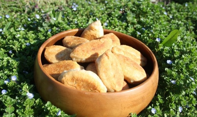 Пирожочки на лужочке (с зеленым луком, укропом, сыром и яйцом)