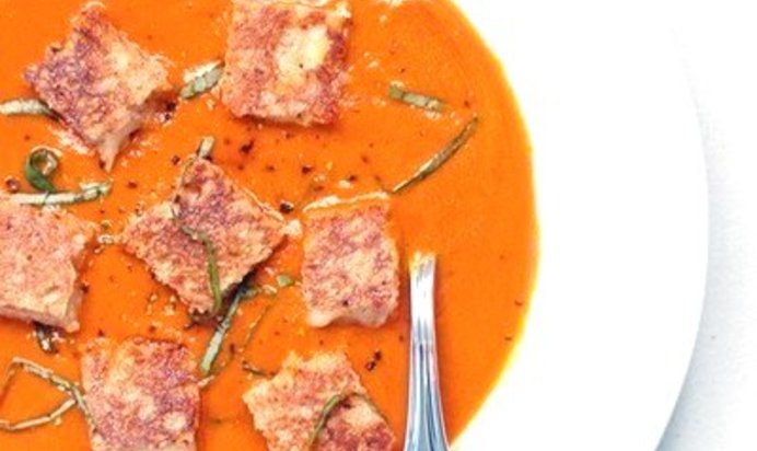 Острый томатный суп с сырными гренками