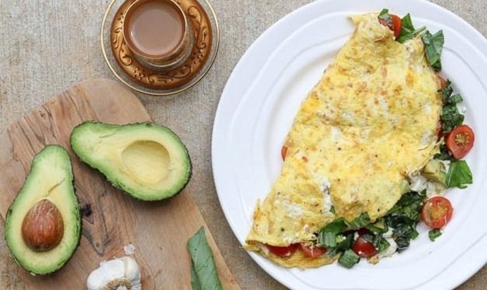 Омлет с моцареллой и помидорами