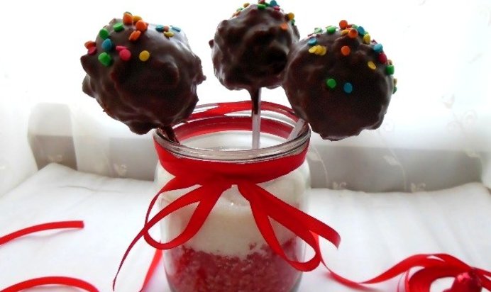 Пирожные на палочке