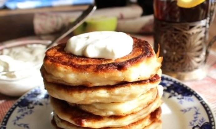 Пышные творожные оладьи на кефире с яблоками и ванилью