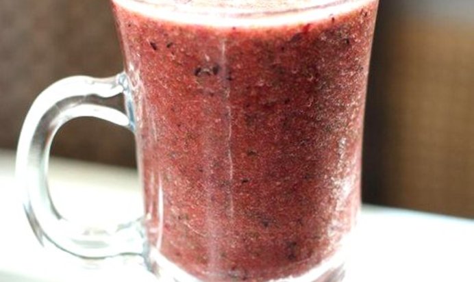 Зеленый коктейль с грушей и голубикой