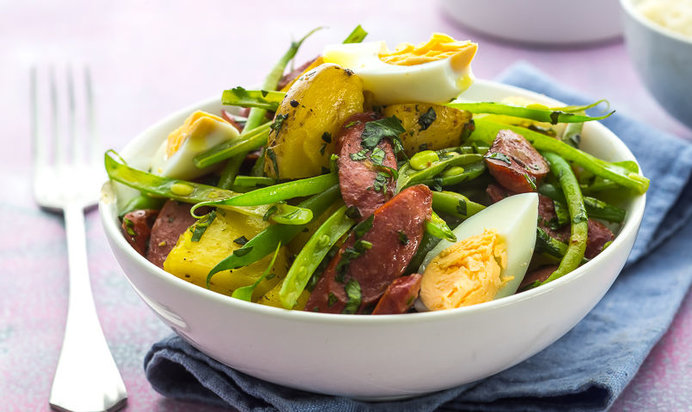 Салат из картофеля, фасоли и острой свиной колбаски