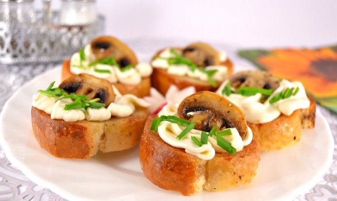 Гренки с плавленным сыром и шампиньонами